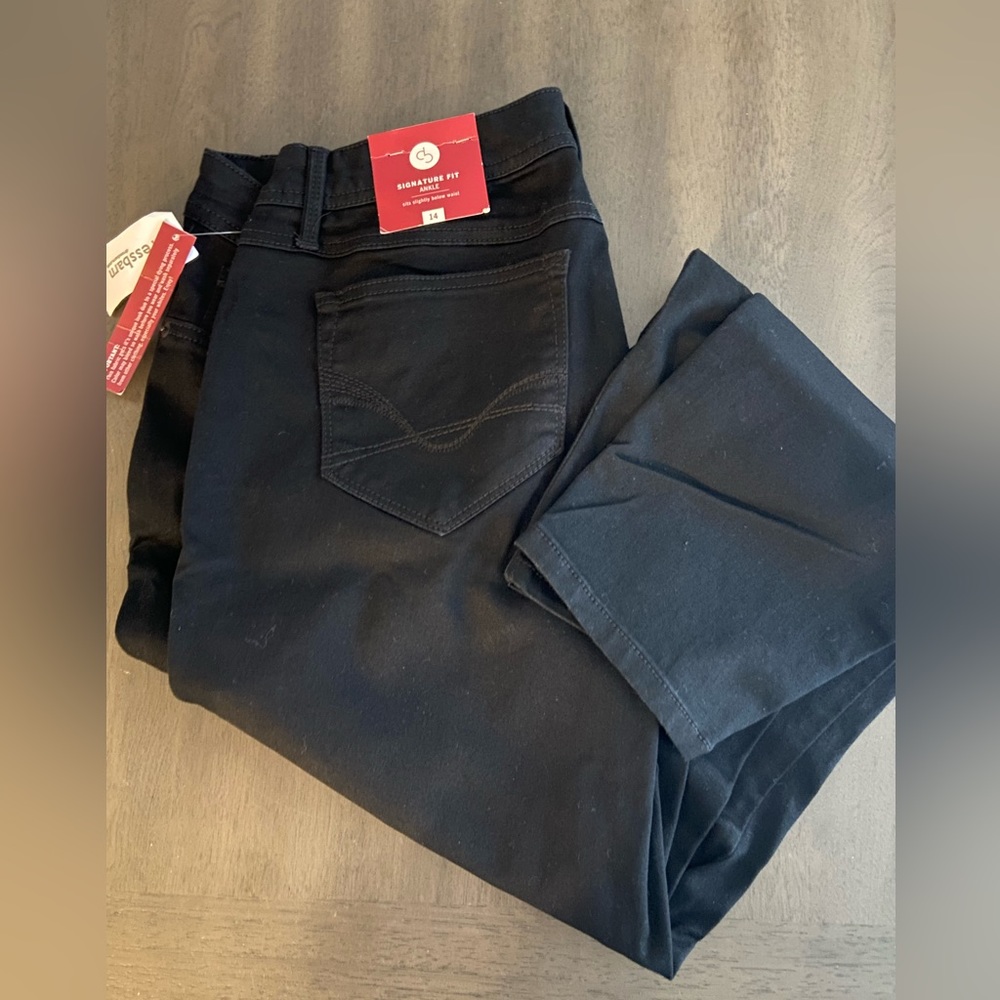 Dress barn women’s jeans size 14 NWT